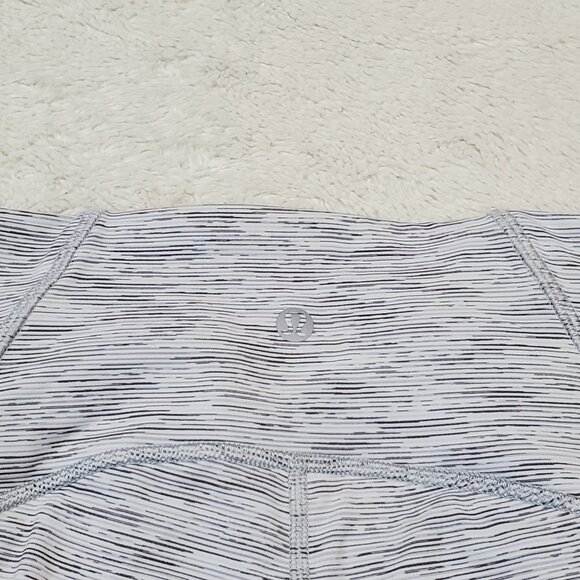 Lululemon Train Times Gray White Mesh Active Gym 17"‎ Capri Cropped Leggings 6 - Picture 1 of 7